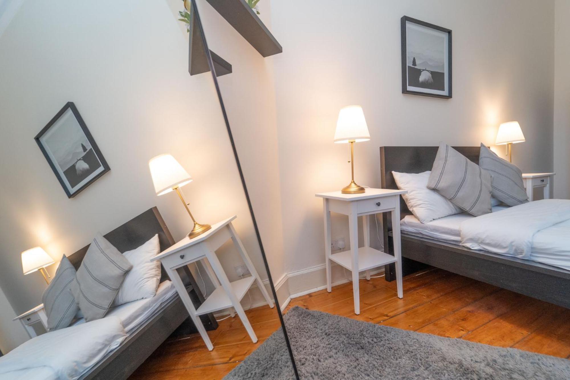 Large City Corner Apartment إدنبرة المظهر الخارجي الصورة