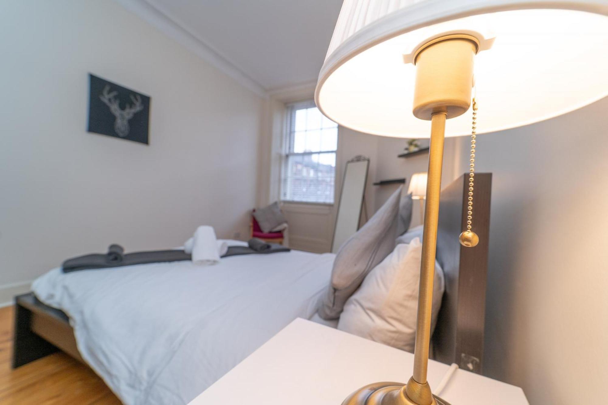 Large City Corner Apartment إدنبرة المظهر الخارجي الصورة